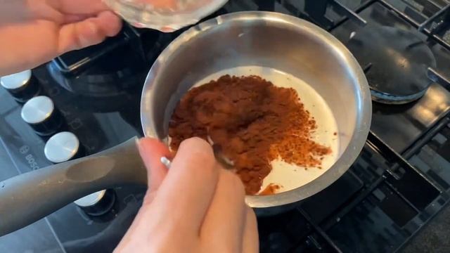 Шоколадный кекс. Cake with chocolate sauce. смотреть онлайн