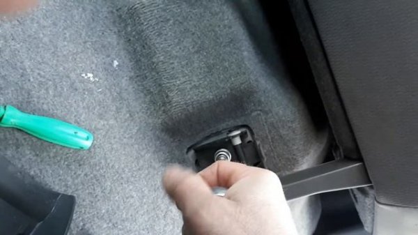 Toyota Land Cruiser Prado 150. Часть 2. Как снять сидения.