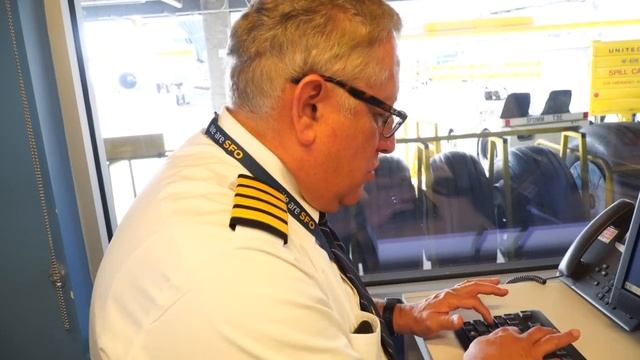 United 787 Captain Flies With His Son as First Officer to Osaka смотреть онлайн