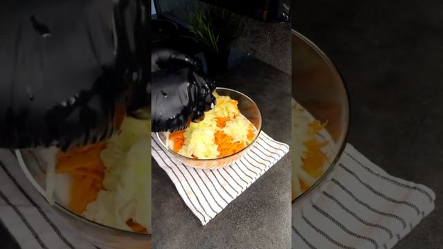 Сочные куриные котлеты с кабачком #простыерецепты #готовимдома #куриныекотлеты #котлеты #кабачок смотреть онлайн