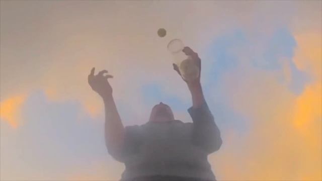 Juggling Tennis Balls In A Can - Awesome Tricks смотреть онлайн