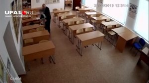 Учитель обнимает школьницу