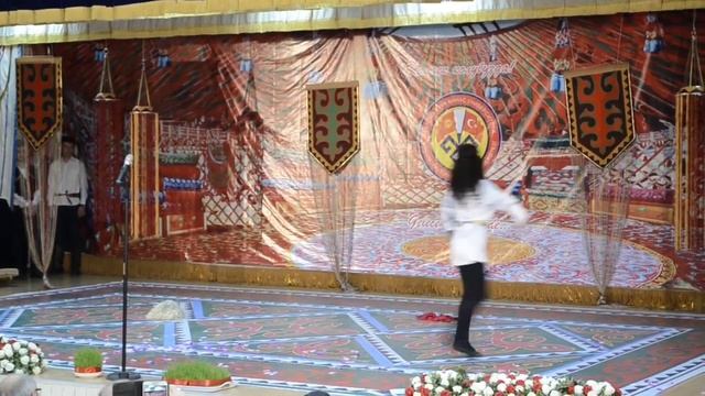 Девушка шикарно танцует кавказский танец. На видео я, танцую мужскую партию кавказского танца смотреть онлайн