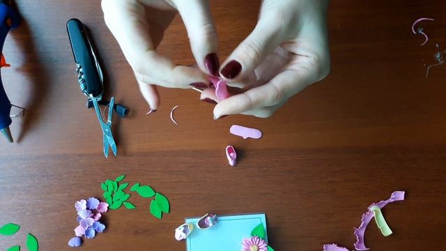 Как украсить фоторамку (бейджик) цветочками из фоамирана смотреть онлайн