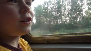 Макс смотрит поезда и катается на электричке Видео для детей про поезда и электрички