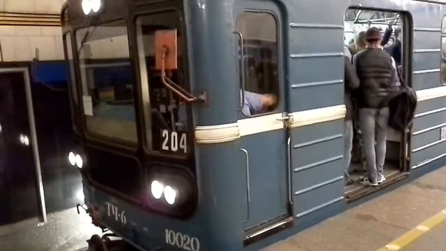Электропоезд 204 прибывает на станцию метро Чёрная речка! смотреть онлайн