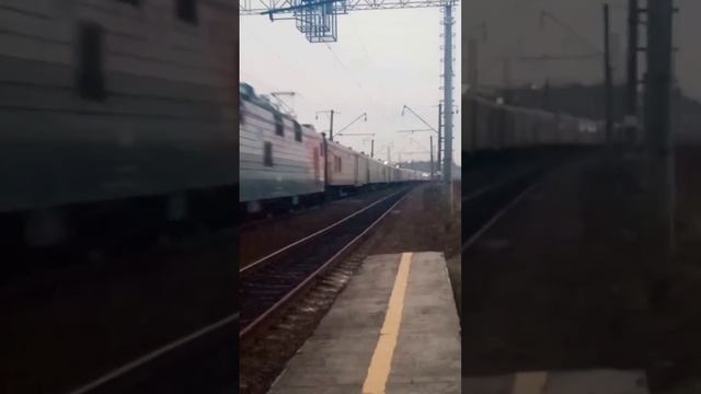 Забыли включить прожектор! Электровоз ЭП1-313 со скорым поездом №061М Владивосток-Москва. смотреть онлайн