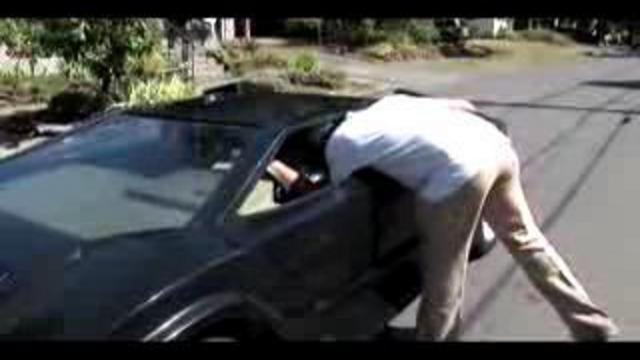 Парень вылазиет из Lamborgini 