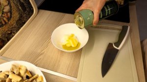 Шампиньоны жареные. Грибы в майонезе с петрушкой и розмарином