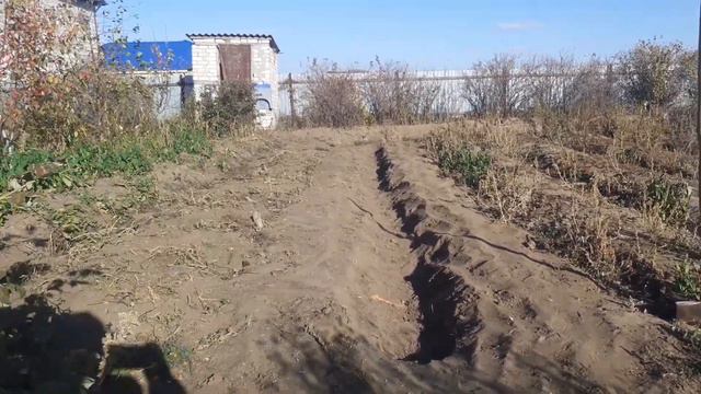 Всё также продолжается осенние работы на огороде смотреть онлайн
