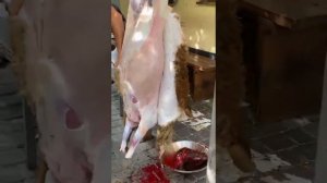 Вот так надо быстро снять шкуру барана красиво