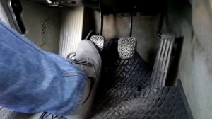 Педаль сцепления стала мягка. Передачи на запущенный двигатель не включаются.