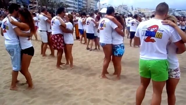 классный танец на песке с любимым - cool dance on the sand with a favorite смотреть онлайн