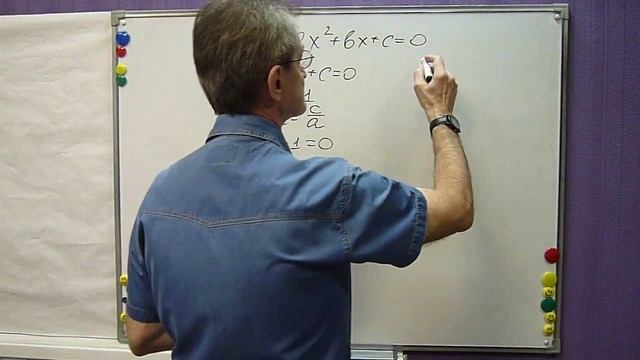 Решаем квадратные уравнения как?.. Первый способ - смотрим на сумму коэффициентов смотреть онлайн