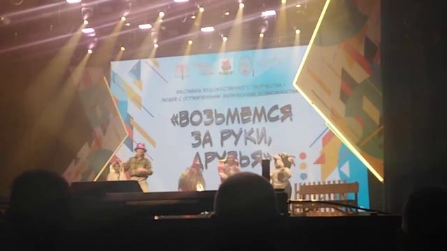 ВОЗЬМЁМСЯ ЗА РУКИ ДРУЗЬЯ смотреть онлайн