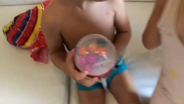 Розыгрываем и раскрываем огромные Чупа - Чупсы,  что же там внутри? / Chupa Chups / конфеты