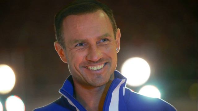 Люди Несут Цветы и Ставят Свечки.. Страшное событие в борьбе Костомарова за жизнь смотреть онлайн