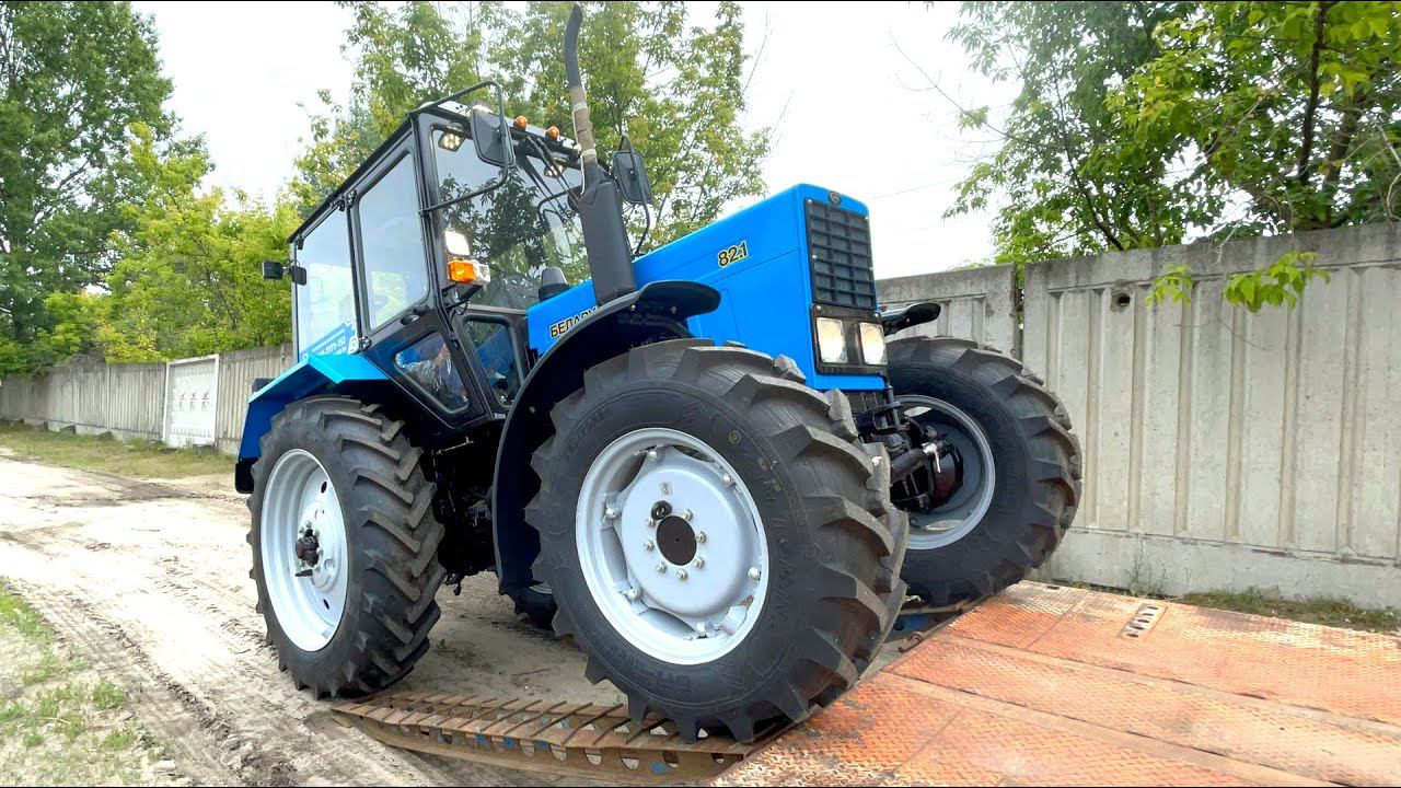 Отгрузка трактора Беларус 82.1 с кондиционером по цене 2 160 000 рублей