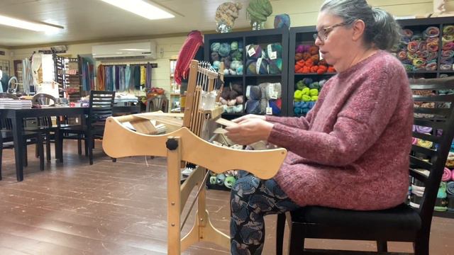 Weaving on a Louet Erica Loom - One-Handed Lever Changes and Consistent Beating смотреть онлайн
