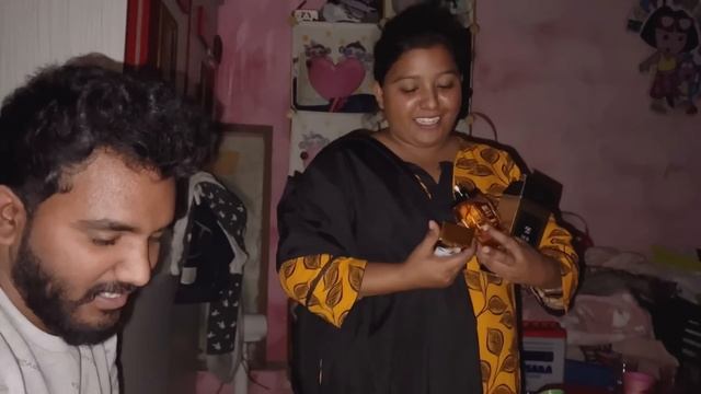 Romi ki sisters ko Kia gift dia meiny Dubai Sy ly kr || ROmi na Eidi de apni sisters ko смотреть онлайн