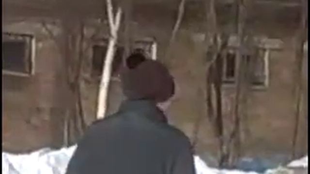 Бабка птичкам хлеб ищет))) Нижний Одес смотреть онлайн