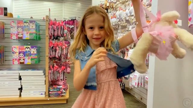 Настя сильно выросла и папа водит её по магазинам. История для детей. смотреть онлайн