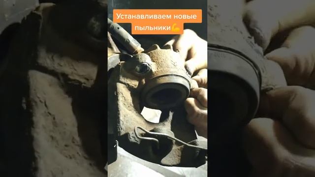 КАК ПРАВИЛЬНО МЕНЯТЬ ТОРМОЗНЫЕ ДИСКИ И КОЛОДКИ | Замена тормозных колодок #shorts #shortsvideo смотреть онлайн