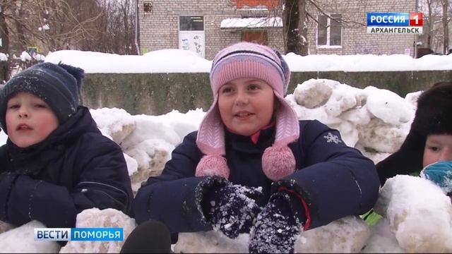 В Коряжме почти повсеместно снежные завалы перегораживают путь смотреть онлайн