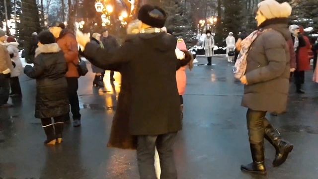Ради этой женщины я готов любить и страдать!!!??Танцы в парке Горького!!!??Харьков 2022 смотреть онлайн