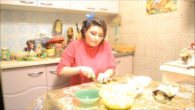 Салат Оливье с курицей (новогодние салаты). Готовим по выходным смотреть онлайн