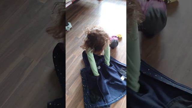 Как научить ребенка самому надевать куртку #одетькуртку #учитьребенка #одеваемсясами #обучениедетей смотреть онлайн