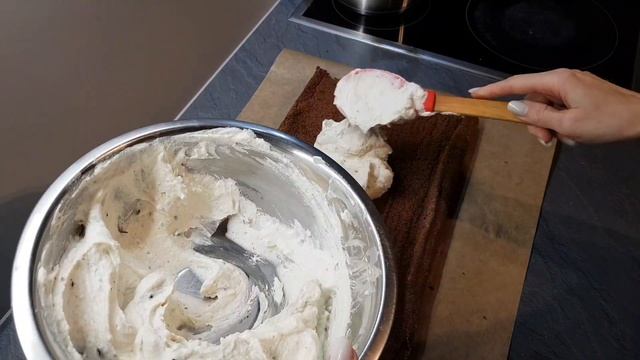 Шоколадный рулет с клубникой смотреть онлайн