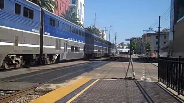 Northbound Amtrak With Engine on both Ends смотреть онлайн