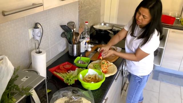 How to Make Simple Chicken Wrap ala Ingrid | Simple and Easy to Make Food | TORTILLA CHICKEN WRAP смотреть онлайн
