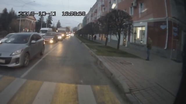 Водитель троллейбуса дал отпор автохаму на "Ауди" смотреть онлайн