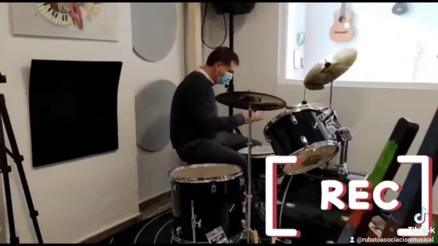 GUITARRA CON POLLO - CLASES DE BATERÍA - PRESENCIAL Y ONLINE - RUBATO ASOCIACIÓN MUSICAL DE ALICANT смотреть онлайн