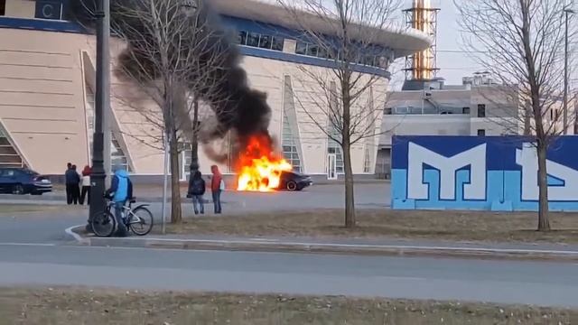 В Петербурге сгорел автомобиль после дрифта смотреть онлайн