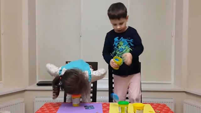 Шок! Дети едят Плей До :) Children eat Play Doh! смотреть онлайн
