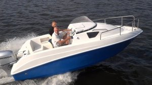 Каютный катер с высокой каютой и транцевой платформой - смотрите!