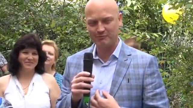 27 мая возле дома №10 на ул Сеченова в Ялте торжественно открыли детскую площадку смотреть онлайн